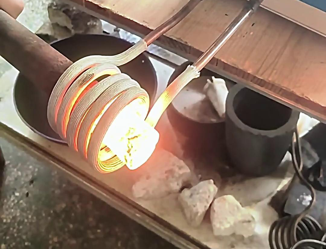 高頻機(jī)棒料加熱適用于需要快速加熱至特定溫度的應(yīng)用場景，如熱處理、熱鍛、焊接等工藝。
