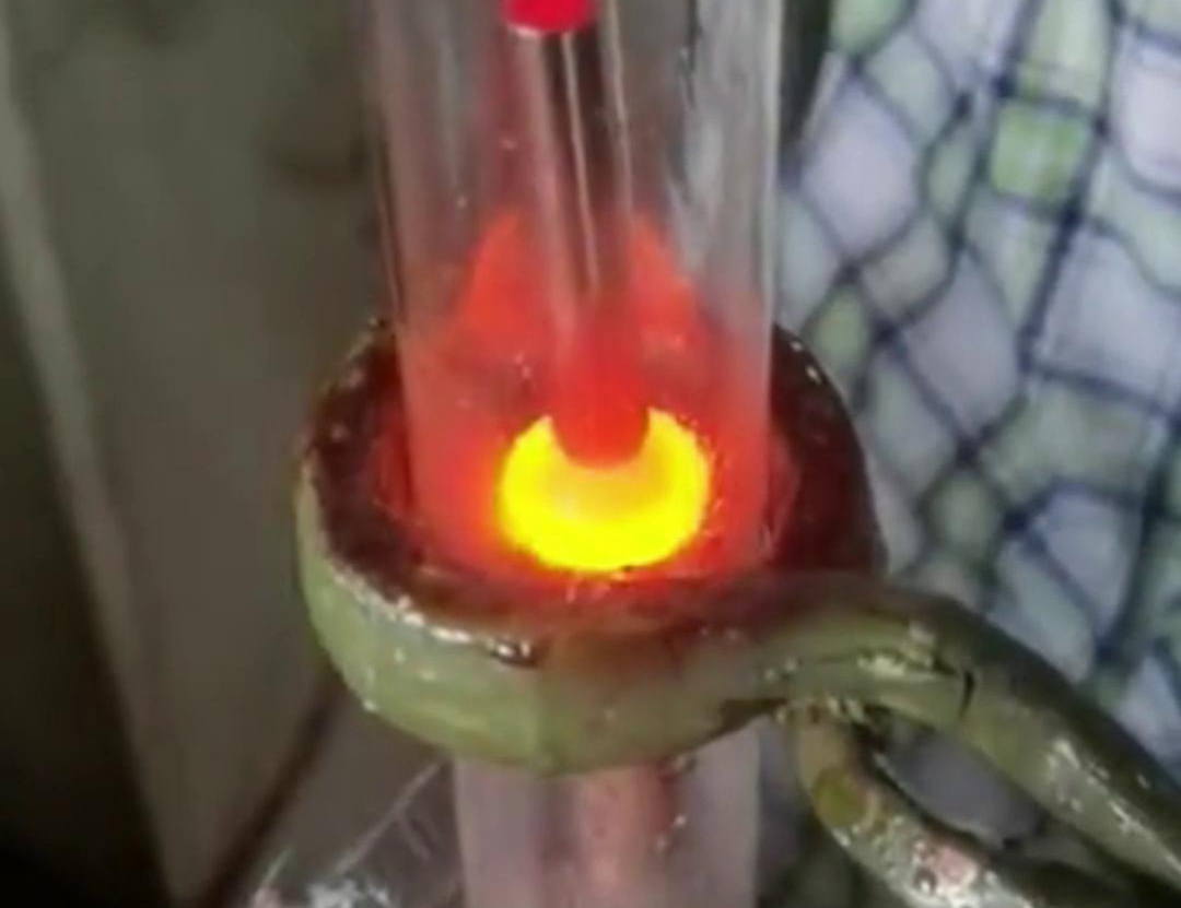 通過手持式高頻加熱機(jī)在氮?dú)獗Ｗo(hù)下焊接銅管，可以獲得高質(zhì)量的焊縫，提高產(chǎn)品的性能和可靠性