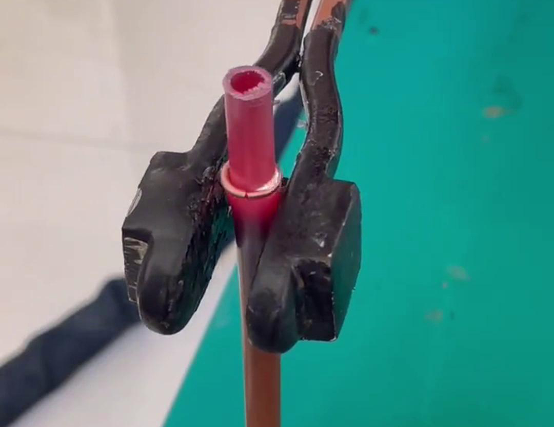 散熱器銅管對(duì)接焊用手持式高頻機(jī)，只要三秒就可以焊接完成，看一看效果如何