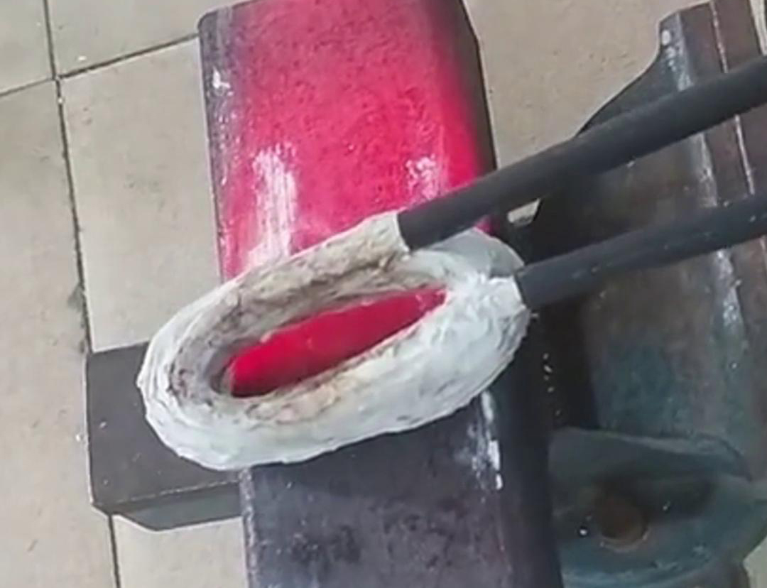 手持式高頻加熱機(jī)在方管加工中，它可以用來(lái)實(shí)現(xiàn)焊接預(yù)熱、局部退火、彎曲軟化等工藝需求