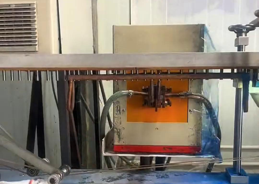 通過振動盤自動化上料到輸送帶，然后高頻電源對要加熱的工件進行局部加熱，根據(jù)工藝要求直接經(jīng)過容器 ，讓其局部覆蓋一層涂料