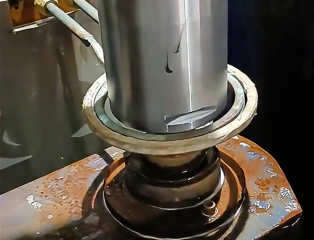 高頻淬火機床具有多個顯著的優(yōu)點，淬火速度快，通常只需幾秒鐘即可完成淬火過程