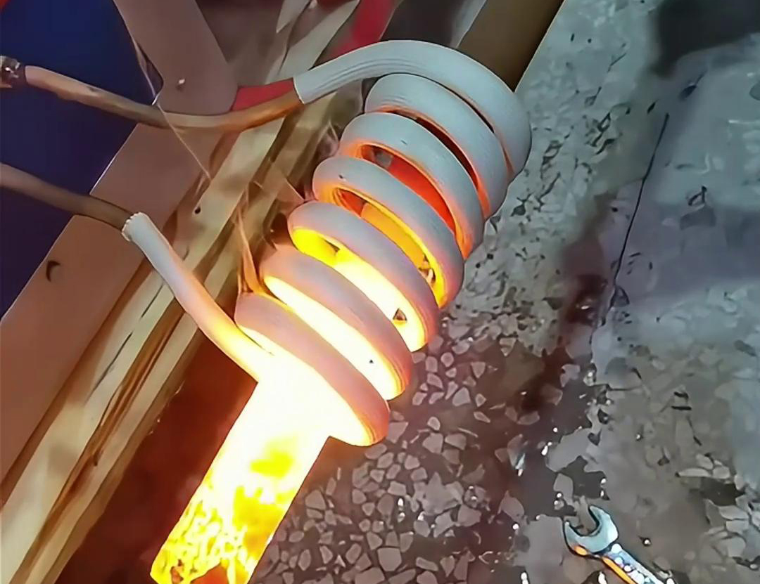 鐵棒的高頻加熱具有效率高、速度快、操作簡(jiǎn)單等優(yōu)點(diǎn)，廣泛應(yīng)用于金屬材料加工