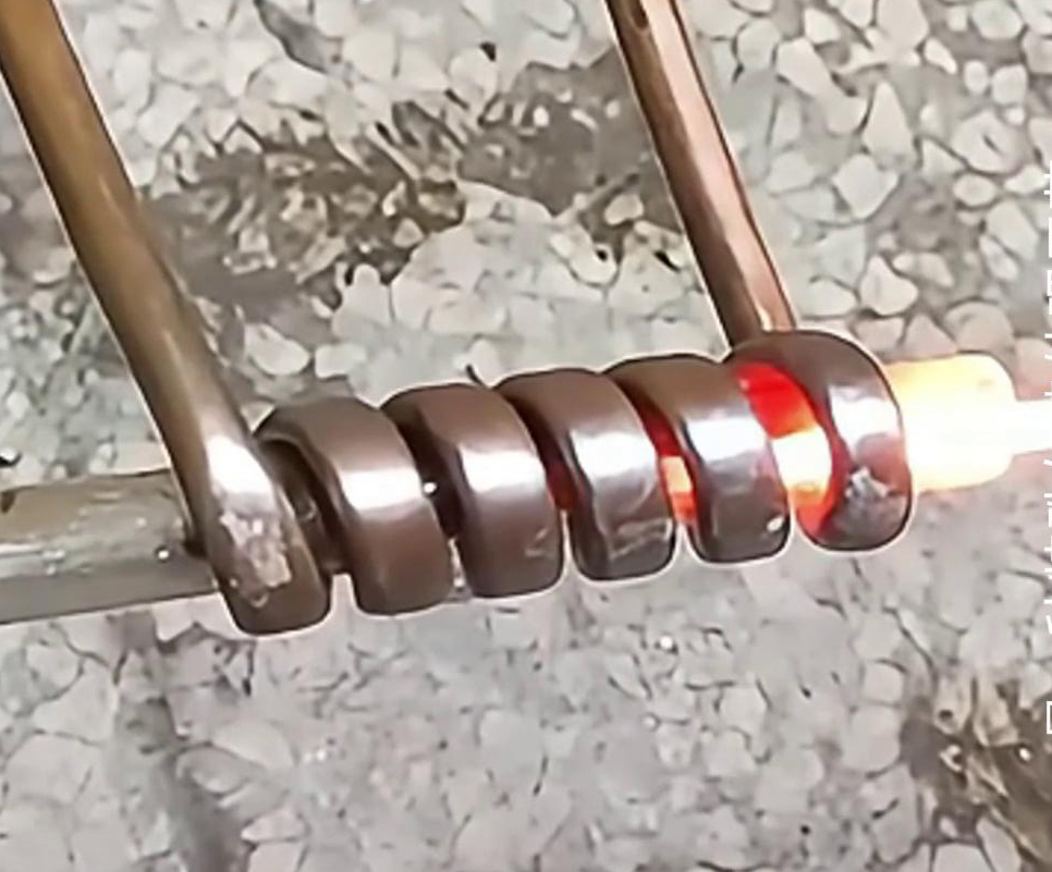 2.0鈦絲超高頻在線退火是一種特殊的熱處理工藝，用于改善鈦絲的性能和結(jié)構(gòu)