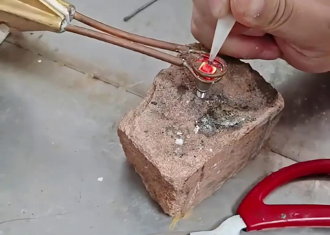 超高頻焊機(jī)憑借其獨(dú)特的工作原理和優(yōu)勢(shì)，在鎢鋼焊接方面表現(xiàn)出色