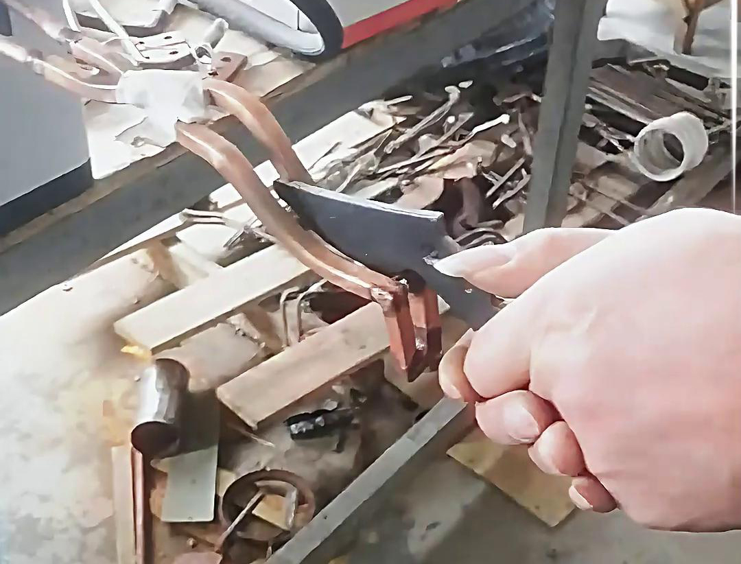 刀具淬火，根據(jù)工藝要求可以選擇高頻淬火機(jī)或者超高頻淬火設(shè)備