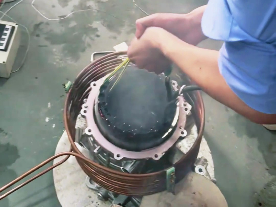電機(jī)熱裝實(shí)驗(yàn)，采用中頻感應(yīng)加熱設(shè)備對(duì)電機(jī)殼進(jìn)行加熱